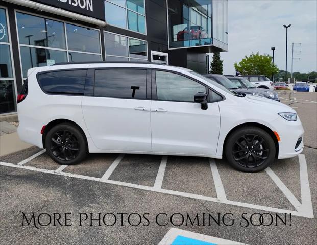 2025 Chrysler Pacifica Limited AWD