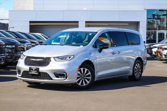 2024 Chrysler Pacifica Hybrid Select for sale in Costa Mesa, CA