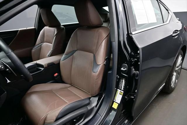 2022 Lexus ES 300h Luxury