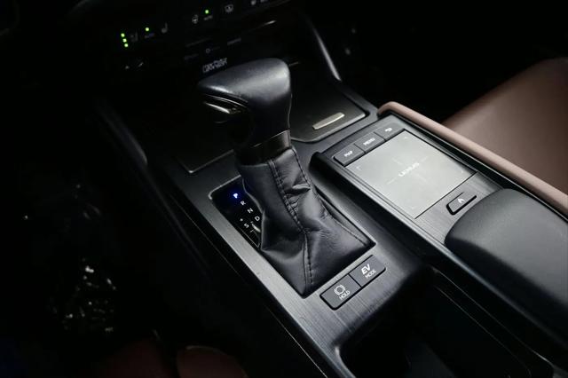 2022 Lexus ES 300h Luxury