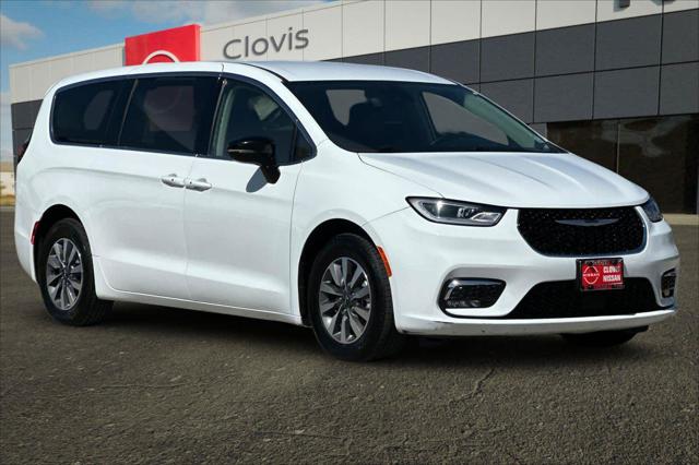 2024 Chrysler Pacifica Hybrid Select
