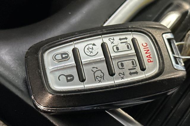 2024 Chrysler Pacifica Hybrid Select