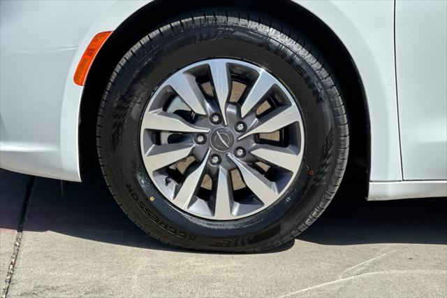 2024 Chrysler Pacifica Hybrid Select