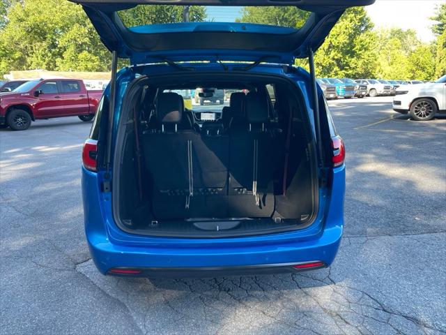 2027 Chrysler Pacifica Select AWD
