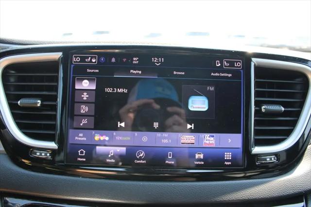 2025 Chrysler Pacifica Select