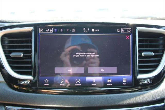 2025 Chrysler Pacifica Select
