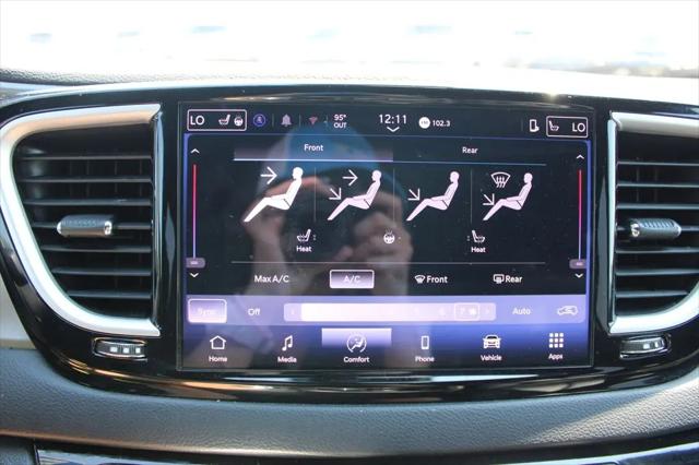 2025 Chrysler Pacifica Select