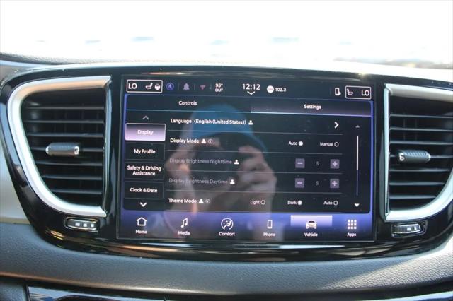 2025 Chrysler Pacifica Select