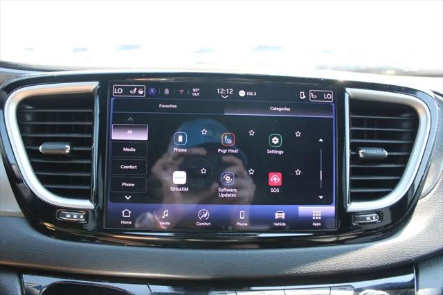2025 Chrysler Pacifica Select