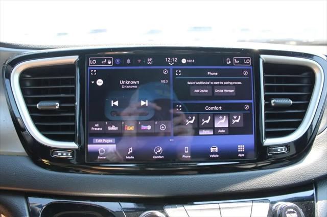 2025 Chrysler Pacifica Select