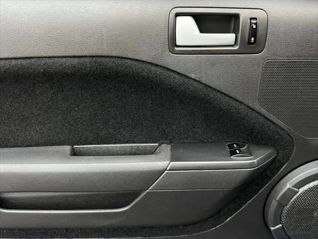 2007 Ford Mustang V6 Deluxe