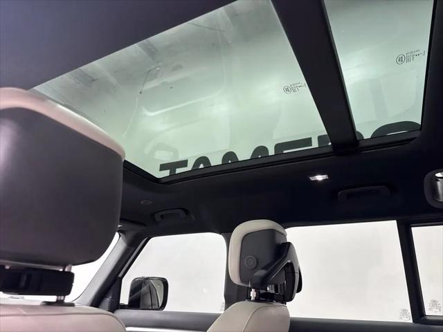 2023 Land Rover Defender 110 SE