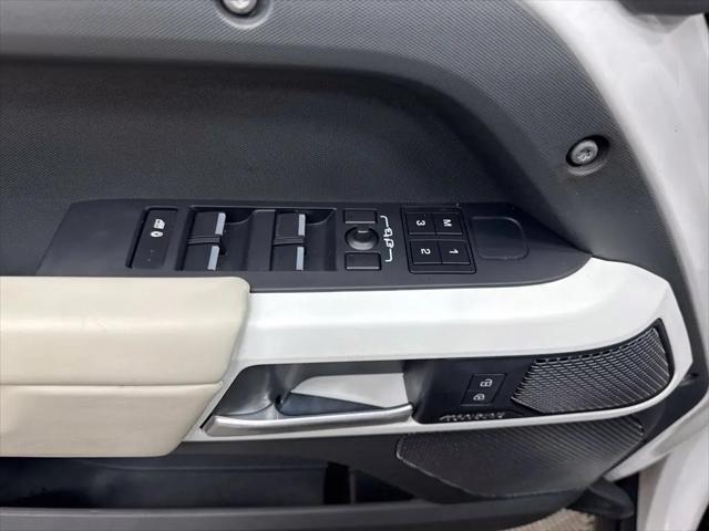 2023 Land Rover Defender 110 SE