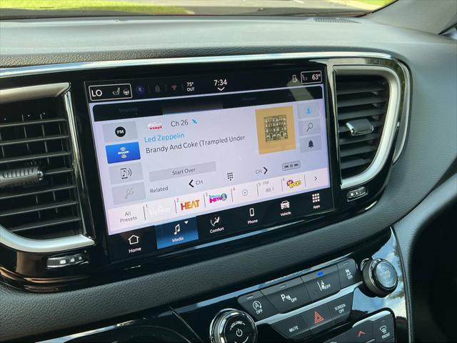 2025 Chrysler Pacifica Select