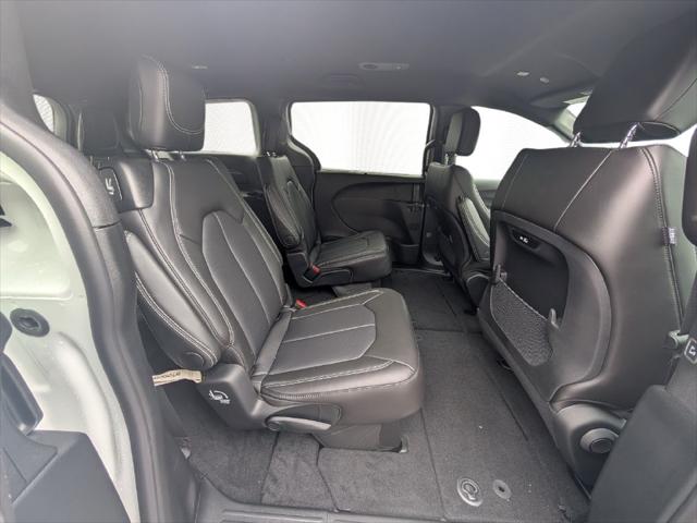 2027 Chrysler Pacifica Select AWD