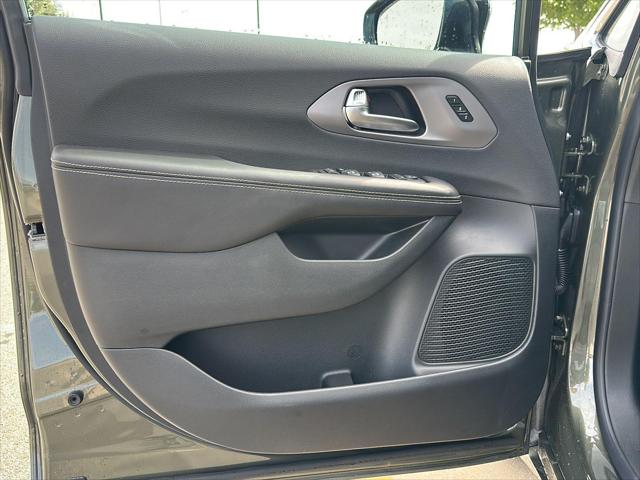 2027 Chrysler Pacifica Select AWD
