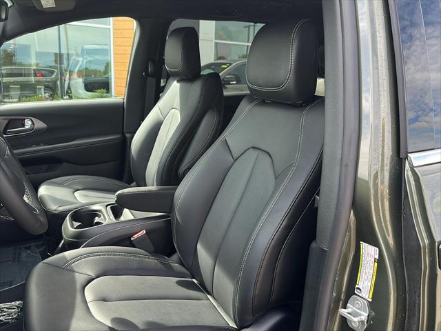 2027 Chrysler Pacifica Select AWD