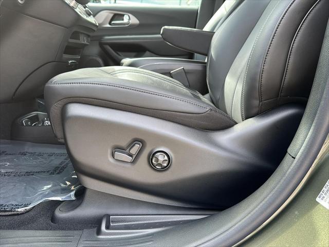 2027 Chrysler Pacifica Select AWD