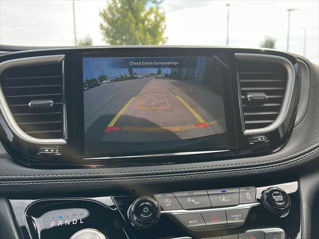2027 Chrysler Pacifica Select AWD