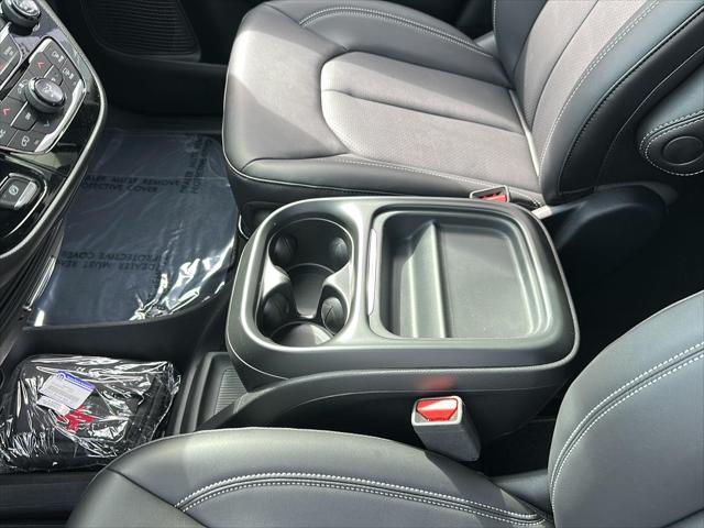 2027 Chrysler Pacifica Select AWD