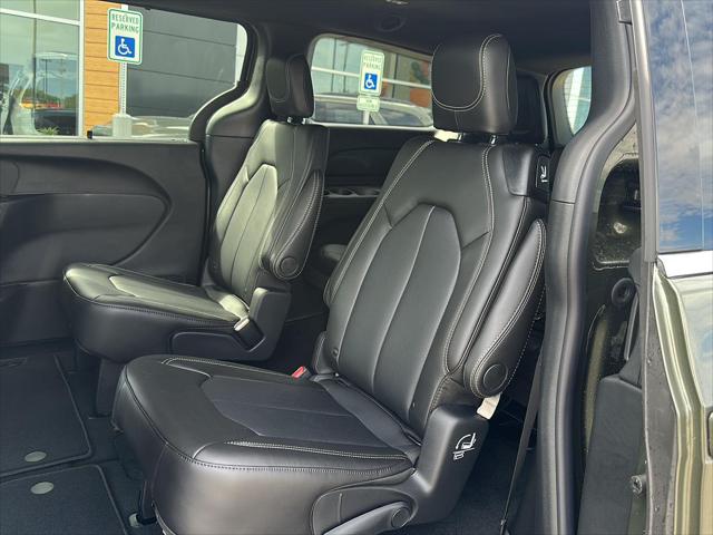 2027 Chrysler Pacifica Select AWD