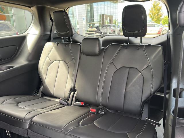 2027 Chrysler Pacifica Select AWD