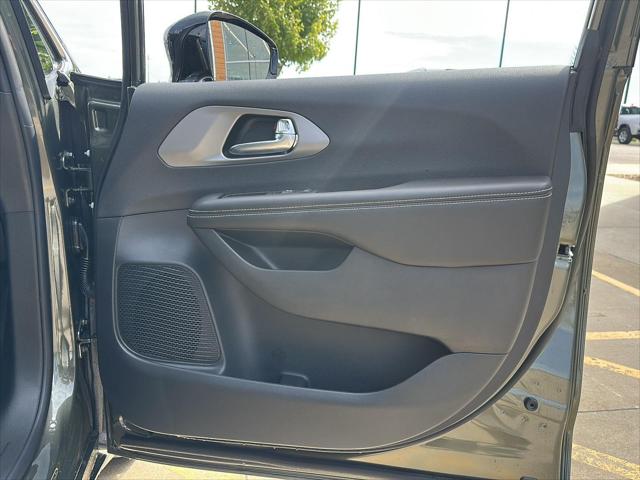 2027 Chrysler Pacifica Select AWD