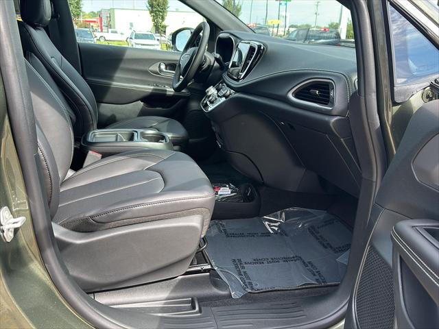 2027 Chrysler Pacifica Select AWD