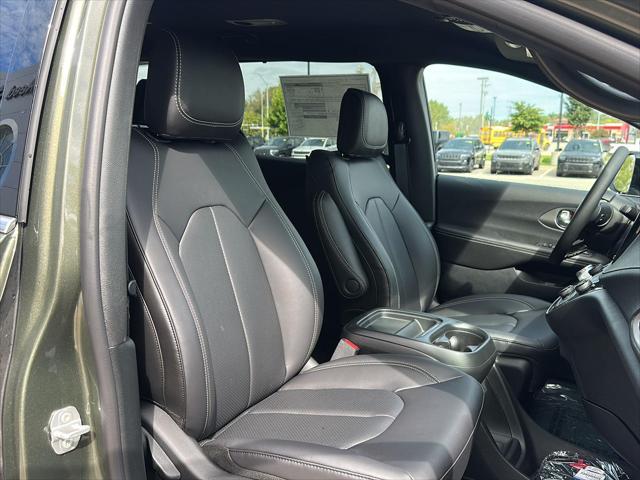 2027 Chrysler Pacifica Select AWD
