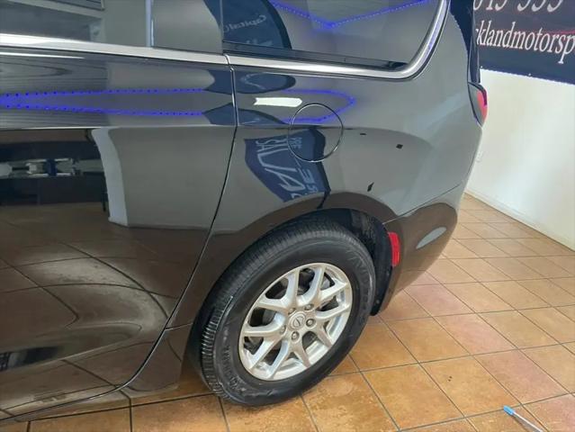 2025 Chrysler Pacifica Select