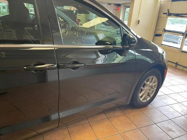 2025 Chrysler Pacifica Select