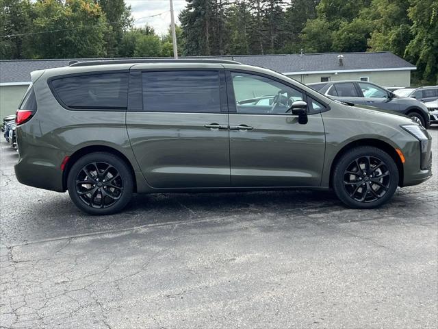 2027 Chrysler Pacifica Limited AWD