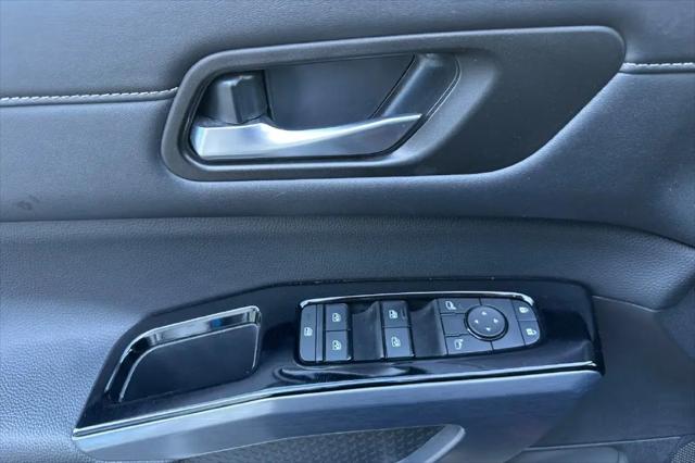 2025 Nissan Pathfinder SL FWD