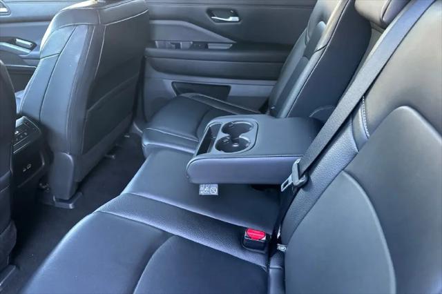 2025 Nissan Pathfinder SL FWD
