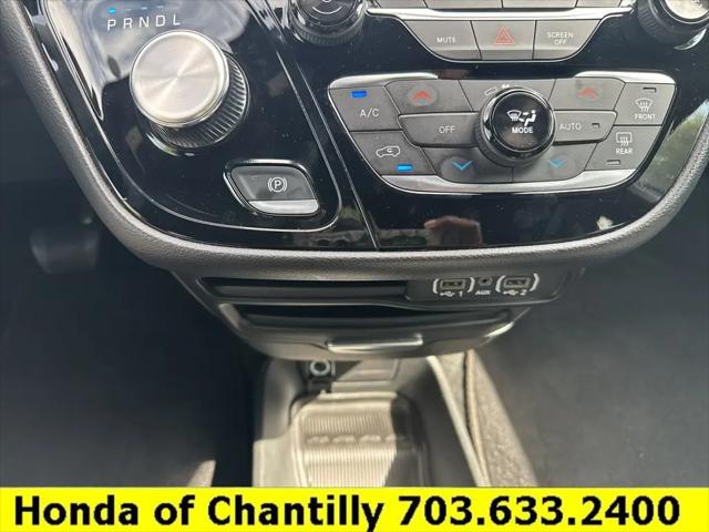 2025 Chrysler Pacifica Select