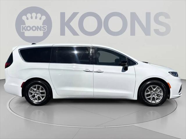 2025 Chrysler Pacifica Select