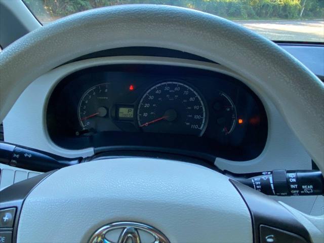 2013 Toyota Sienna LE V6 8 Passenger