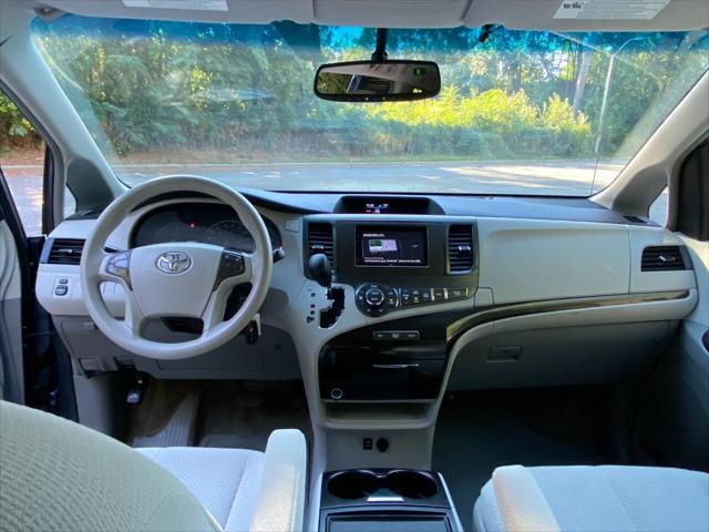 2013 Toyota Sienna LE V6 8 Passenger