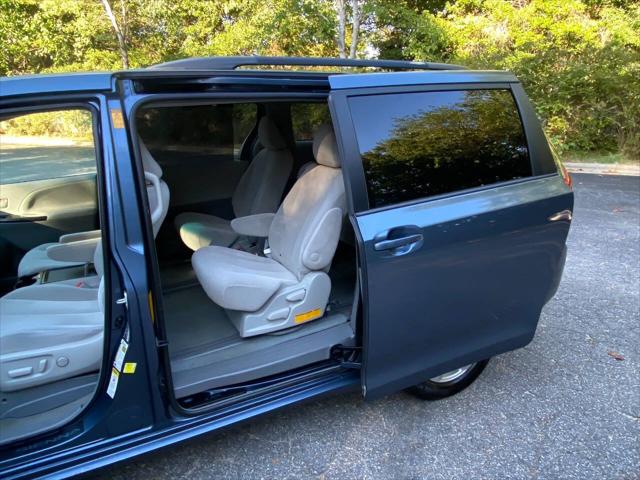 2013 Toyota Sienna LE V6 8 Passenger