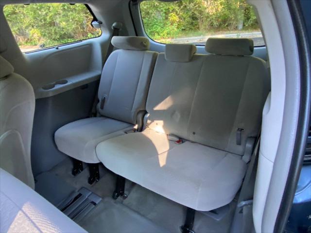 2013 Toyota Sienna LE V6 8 Passenger