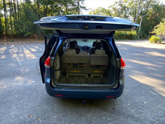 2013 Toyota Sienna LE V6 8 Passenger