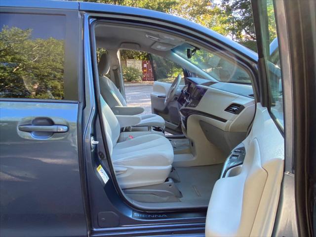 2013 Toyota Sienna LE V6 8 Passenger