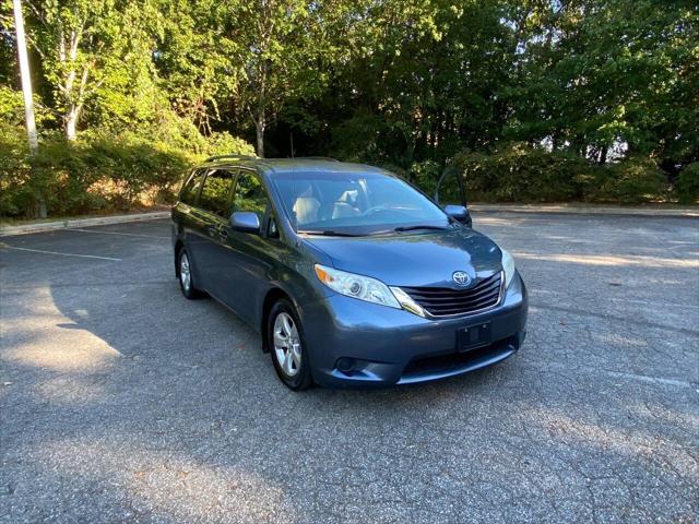 2013 Toyota Sienna LE V6 8 Passenger