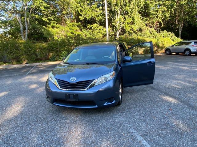 2013 Toyota Sienna LE V6 8 Passenger