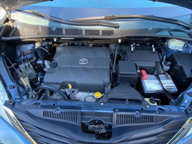 2013 Toyota Sienna LE V6 8 Passenger