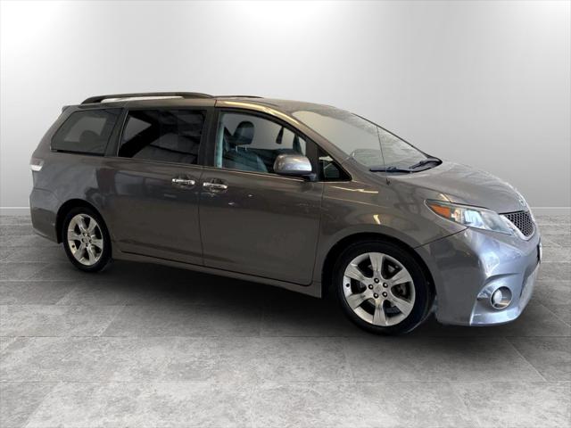 2014 Toyota Sienna SE 8 Passenger