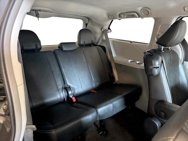 2014 Toyota Sienna SE 8 Passenger