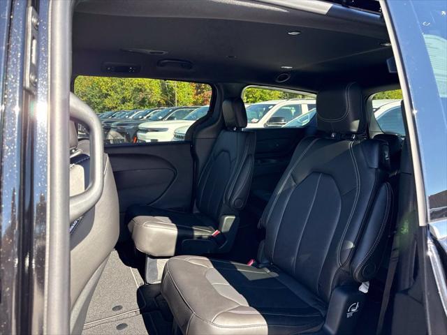 2027 Chrysler Pacifica Select AWD