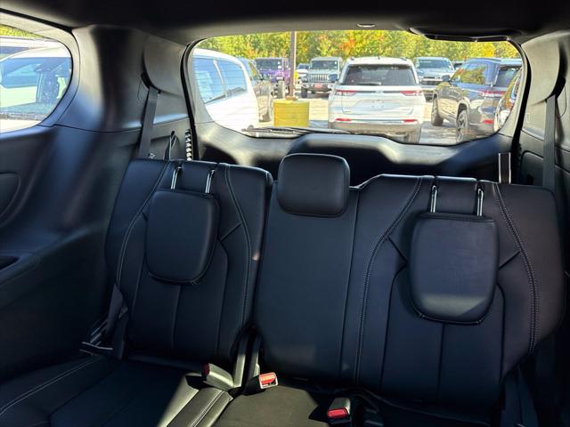 2027 Chrysler Pacifica Select AWD