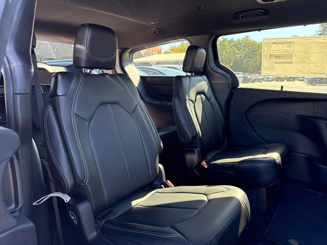 2027 Chrysler Pacifica Select AWD